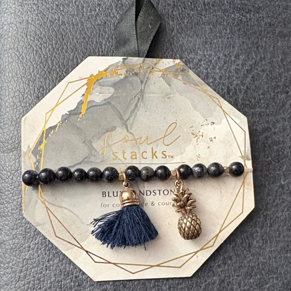 Chic Black Beaded Bracelet with Gold Pineapple Charm - Picture 3 of 3